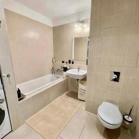 Private Luxury With Terrace And Garden براغ